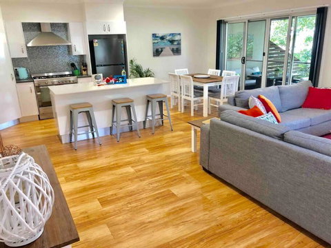 DELUXE Escape! Central, NEW & Spacious 3 Bed - Accommodation Port Macquarie 0