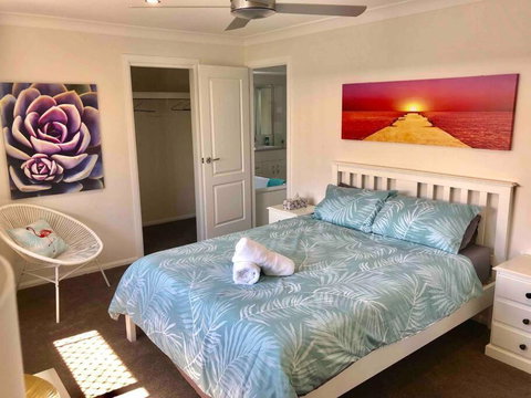 DELUXE Escape! Central, NEW & Spacious 3 Bed - Accommodation Port Macquarie 2