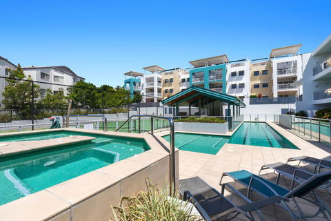 2BR Coolum Beach , Rooftop Terrace, Spa, Tennis, Pool - Accommodation Port Macquarie 3