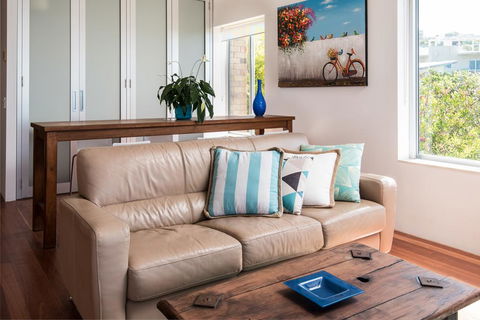 2BR Coolum Beachfront , 180 Views , Wine, Netflix - Accommodation Port Macquarie 3