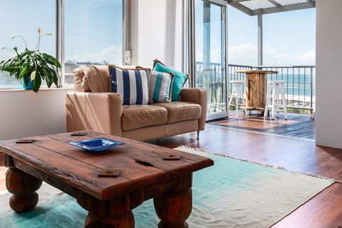 2BR Coolum Beachfront , 180 Views , Wine, Netflix - Accommodation Port Macquarie 2
