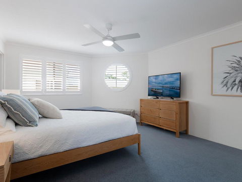 3 'Pelican Sands', 83 Soldiers Point Rd - Stunning Waterfront Unit With Magical Water Views & Air Conditioning - Accommodation Port Macquarie 1