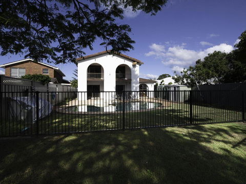 31 Rest Point Absolute Waterfront With Jetty - Accommodation Port Macquarie 3