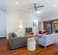 33 Bangalow - Narrawallee's Beautiful Bungalow - Accommodation Port Macquarie