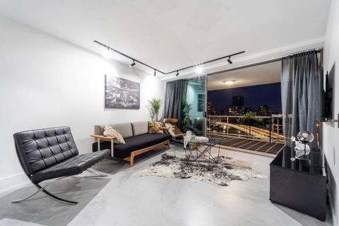 3br Stylish Apt CBD River & City Views Spa,Sauna,Pool,Netflix - Accommodation Port Macquarie 1