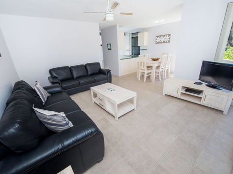 4 'Fleetwood' 63 Shoal Bay Rd - Air Conditioned Unit With Magnificent Water Views - Accommodation Port Macquarie 2