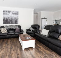 4 Bedroom Inner City Townhouse - SLEEPS 9  - Accommodation Port Macquarie