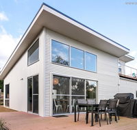 4 king or 8 single beds WiFi Netflix pet friendly - Accommodation Port Macquarie