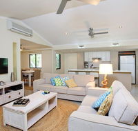 6 Orania Court - Rainbow Shores Absolutely gorgeous beach side property within 200 metres walk to the beach - Accommodation Port Macquarie
