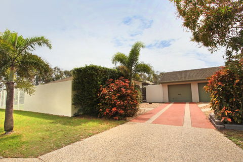 6 Petrie Ave, Marcoola, Pet Friendly, Linen Supplied - Accommodation Port Macquarie 0