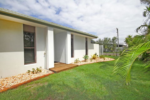 6 Petrie Ave, Marcoola, Pet Friendly, Linen Supplied - Accommodation Port Macquarie 1