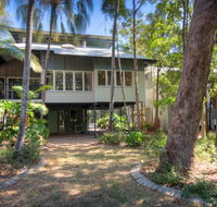6 Satinwood Drive - Rainbow Shores Stylish Beach House Free WiFi - Accommodation Port Macquarie