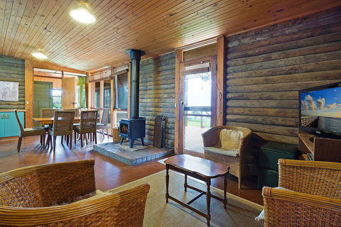 98 Ocean Parade - Rustic Log Cabin - Accommodation Port Macquarie 2