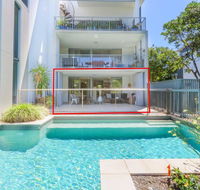 A Deluxe Swim Up - Drift Apartments South