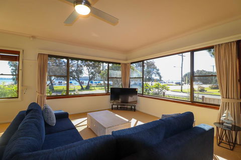 A Reflection On The Lake - Accommodation Port Macquarie 3