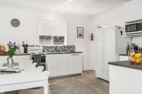 A SWEET ESCAPE - Carefree Beach Home - Accommodation Port Macquarie 1