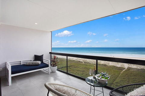 Absolute Beach Front Renovated 3 Bdrm 2 Bath App - Accommodation Port Macquarie 2