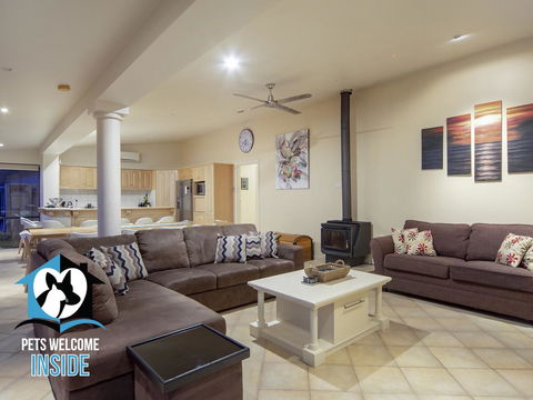 Absolute Water Frontage W/ Jetty + Boat Ramp - Accommodation Port Macquarie 1