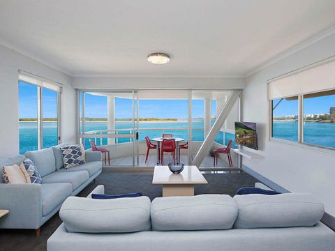 Absolute Waterfront On The Pumicestone Passage - Accommodation Port Macquarie 3