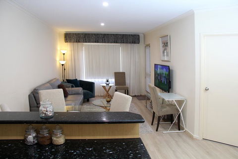 ADELAIDE CBD APARTMENT - 3BR, 2BATH & CARPARK - Accommodation Port Macquarie 0