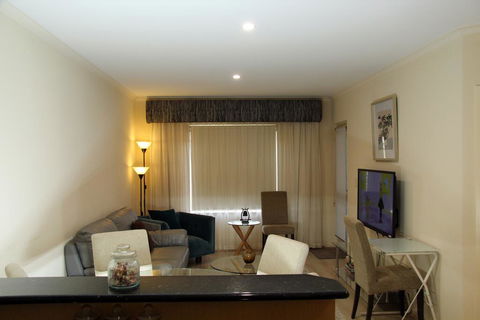 ADELAIDE CBD APARTMENT - 3BR, 2BATH & CARPARK - Accommodation Port Macquarie 2
