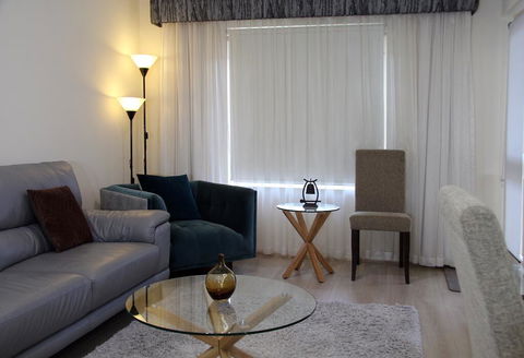 ADELAIDE CBD APARTMENT - 3BR, 2BATH & CARPARK - Accommodation Port Macquarie 3