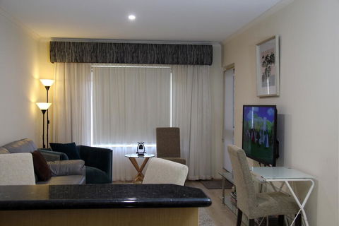ADELAIDE CBD APARTMENT - 3BR, 2BATH & CARPARK - Accommodation Port Macquarie 1