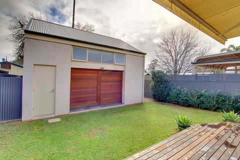 Adelaide Close CBD Large Private Studio Apartment In St Peters - Accommodation Port Macquarie 3