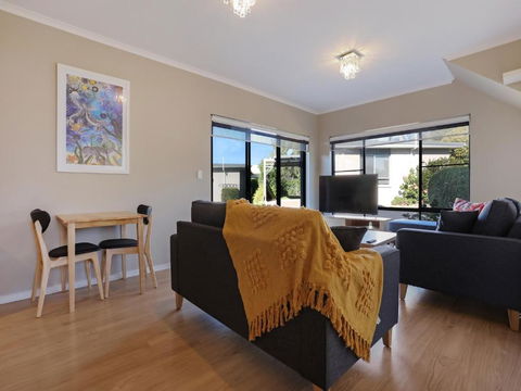 Eagle Heights Holiday Units - Accommodation Port Macquarie 2