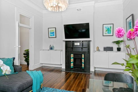 EDW19 - Stylish 2-Bed, 2-Bath Townhose In Drummoyne - Accommodation Port Macquarie 2