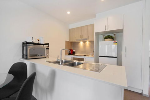 Elegant 2-Bed Apartment With Balcony - Accommodation Port Macquarie 3