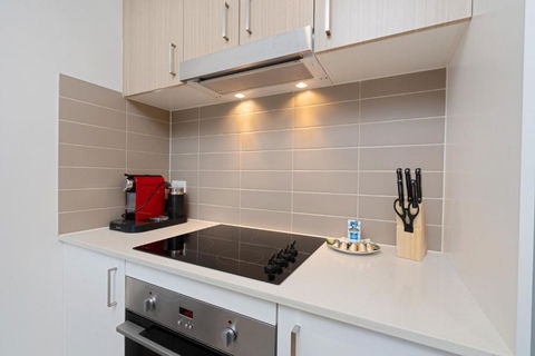 Elegant 2-Bed Apartment With Balcony - Accommodation Port Macquarie 4