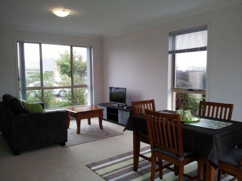 Entire 2BR Sunny House @Franklin, Canberra - Accommodation Port Macquarie 0