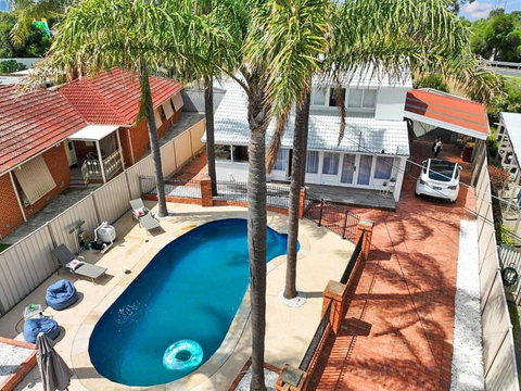 Evies White House Oasis I Pool & Close To Airport - Accommodation Port Macquarie 1