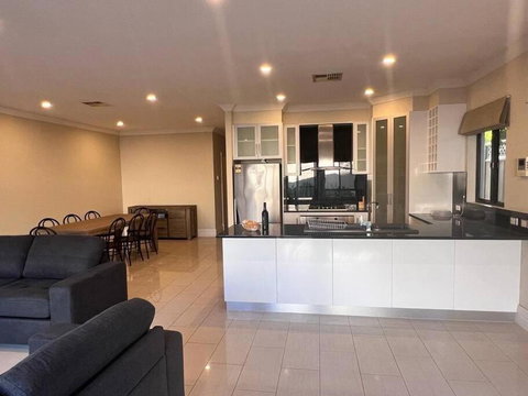 Executive Villa Close To CBD With Spa - Accommodation Port Macquarie 2