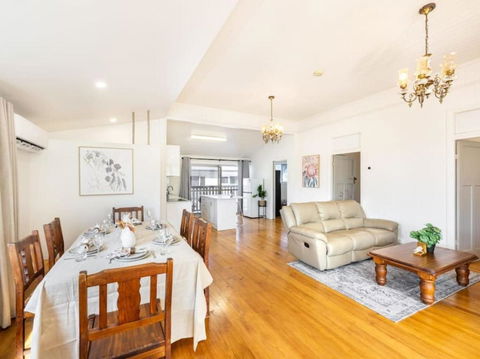 Family Friendly Cozy 4BR House At Annerley - Accommodation Port Macquarie 2