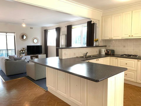 Family Home In Prime Location Melbourne - Accommodation Port Macquarie 4