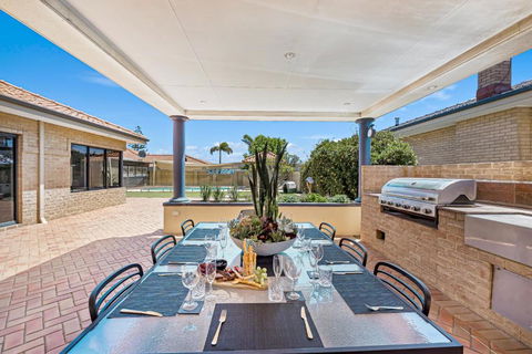 Fun In The Sun Pool Bliss & Ocean Views - Accommodation Port Macquarie 1