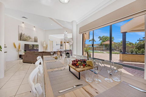 Fun In The Sun Pool Bliss & Ocean Views - Accommodation Port Macquarie 4