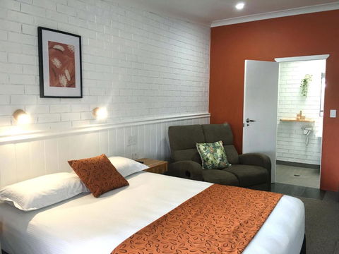 Gin Gin Village Motor Inn Motel QLD - Accommodation Port Macquarie 0