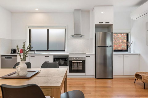 Gorgeous 3-Bed House With Spacious Shared Backyard - Accommodation Port Macquarie 2