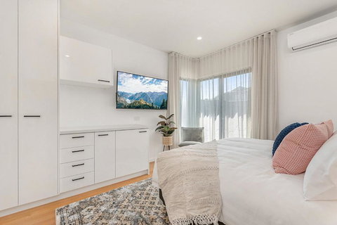 Gorgeous 3-Bed House With Spacious Shared Backyard - Accommodation Port Macquarie 3