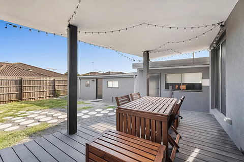 Gorgeous 3-Bed House With Spacious Shared Backyard - Accommodation Port Macquarie 4