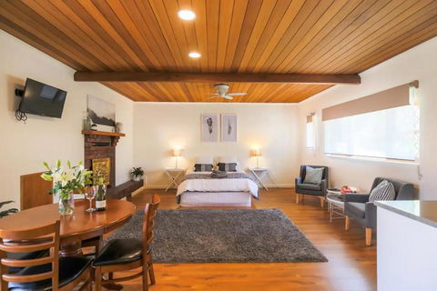 Hahndorf Lodge Pioneer Suite - Main Street Hahndorf On Site Secure Parking - Accommodation Port Macquarie 1