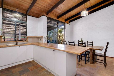 Hillside Retreat- Your Tranquil Home Away - Accommodation Port Macquarie 3