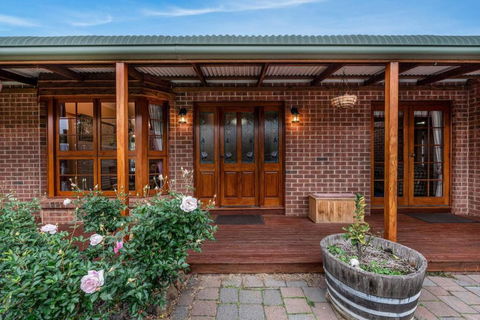 Hilltop Retreat, Water Views - Accommodation Port Macquarie 0