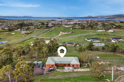 Hilltop Retreat, Water Views - Accommodation Port Macquarie 1