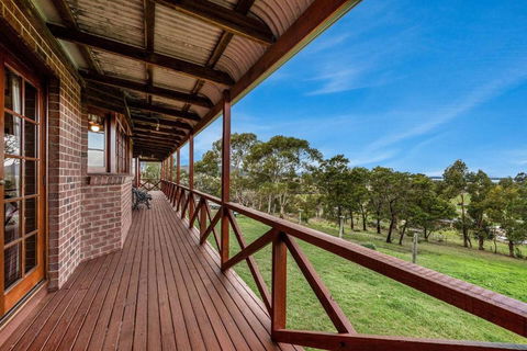 Hilltop Retreat, Water Views - Accommodation Port Macquarie 2