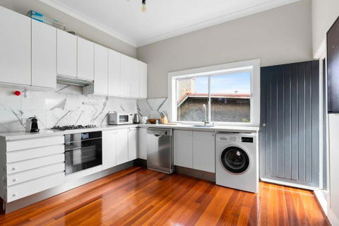 Huge Harbour View Apartment In Historic Home - Accommodation Port Macquarie 3