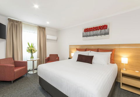 Adelaide Royal Coach - Accommodation Port Macquarie 1